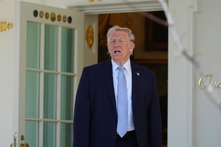 PUCNJAVA NA TRAMPOVOJ VEČERI! Ima pogođenih, poznato stanje američkog predsednika - JEZIVI SNIMCI! (VIDEO)