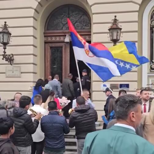 Srpsko-bosanska svadba u Kruševcu podigla Balkan na noge: Ore se trubači, vijore zastave - zbog ovog snimka mreže gore VIDEO
