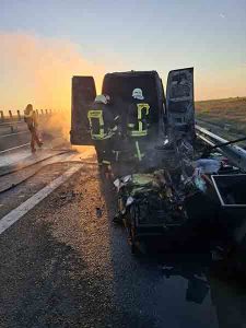 [VIDEO] Incendiu pe autostradă: a luat foc un microbuz încărcat cu mobilă