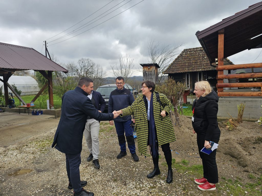 ZAMJENICA AMBASADORA ŠVAJCARSKE U POSJETI RASADNIKU “RUŽE MAJEVICE”: USPJEŠNA SARADNJA