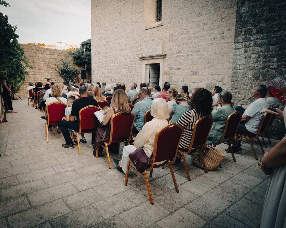 Galerija "Za Križen" u Jelsi čuvar je tradicije i zgodna pomoć posjetiteljima
