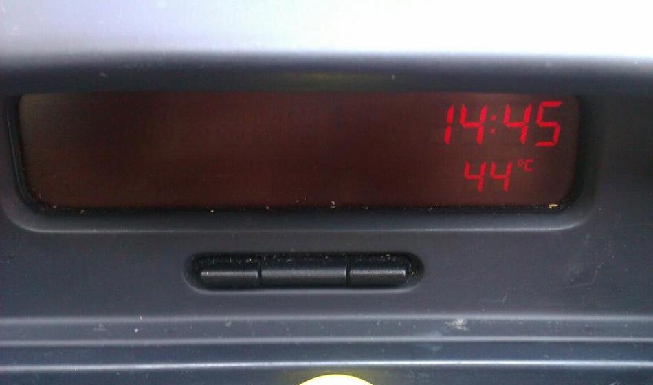 Preprost trik zniža temperaturo v avtu za kar 10 stopinj