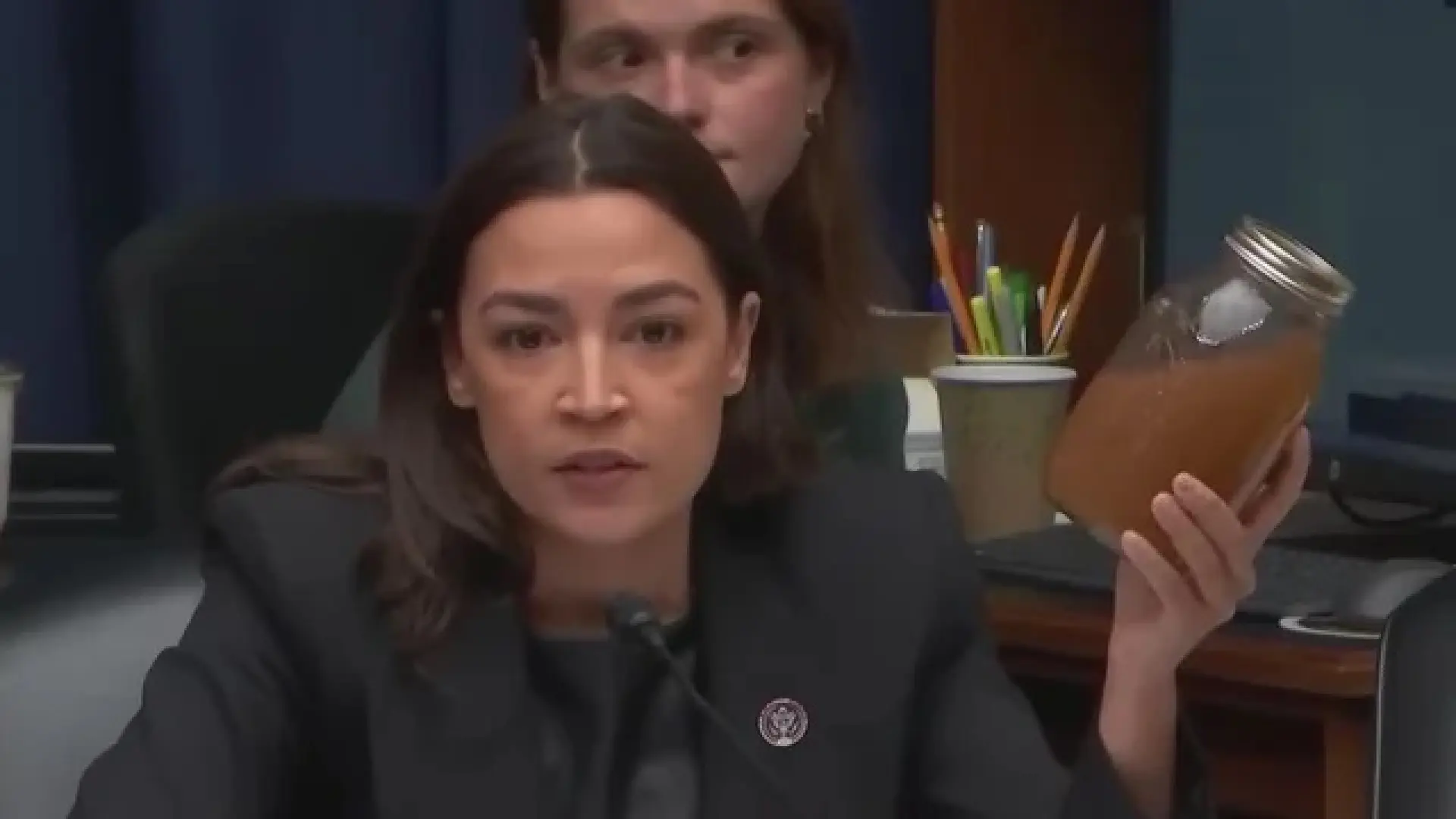  Alexandria Ocasio-Cortez muestra cómo es el agua potable en una zona con un centro de datos de Meta: "Así es como se ve" 