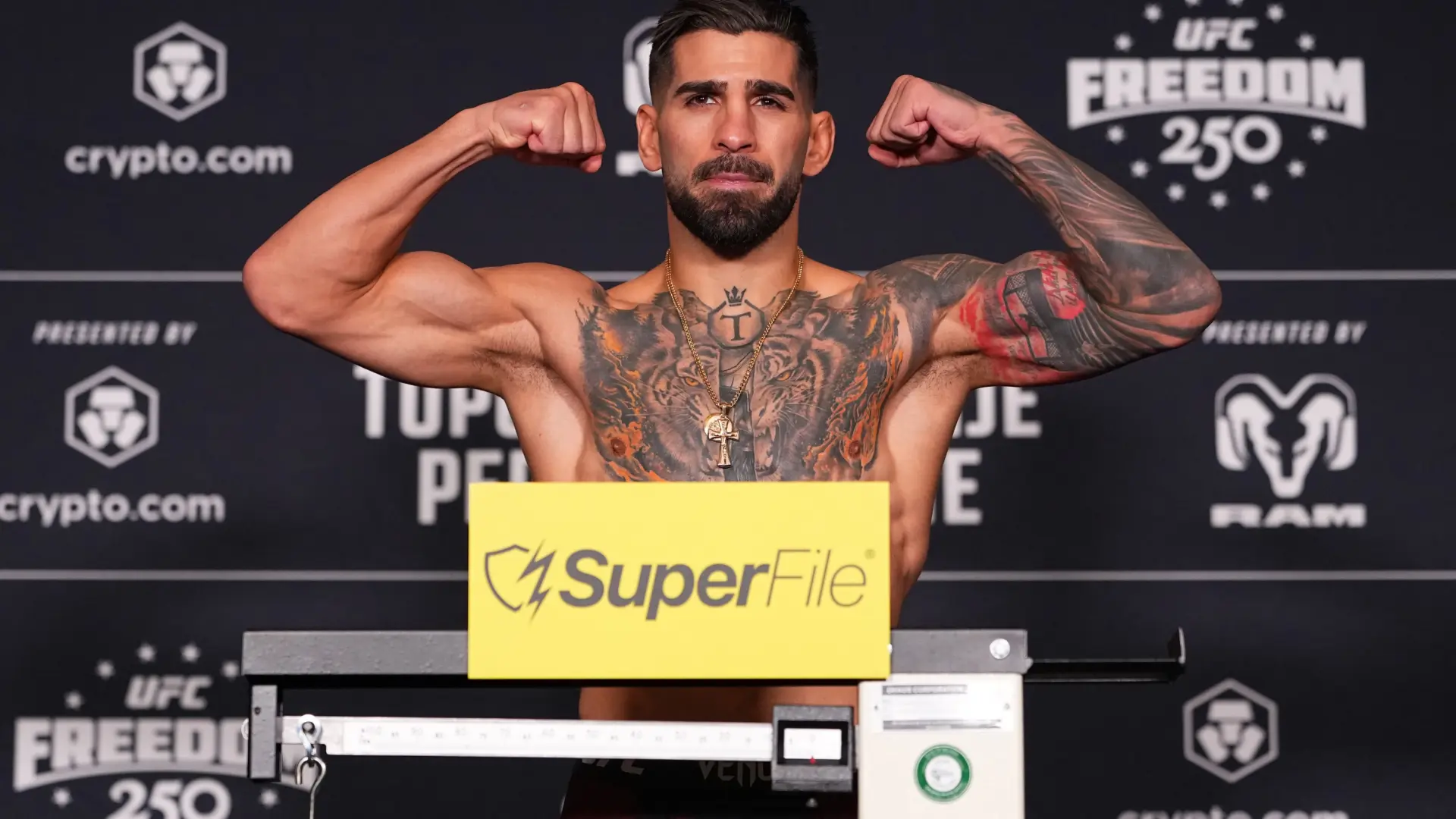  Es oficial: Topuria y Gaethje cumplen en la báscula y habrá pelea en la Casa Blanca bajo la atenta mirada de Donald Trump 