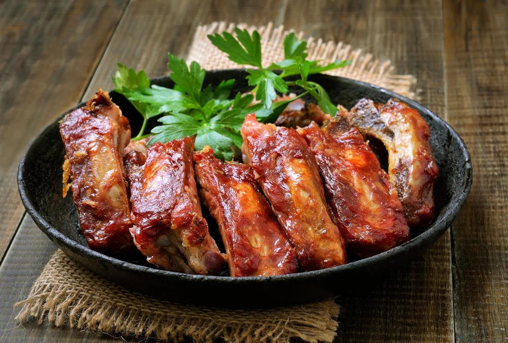 Pikantna svinjska rebarca iz rerne i BBQ sos: Meso se samo odvaja sa kostiju