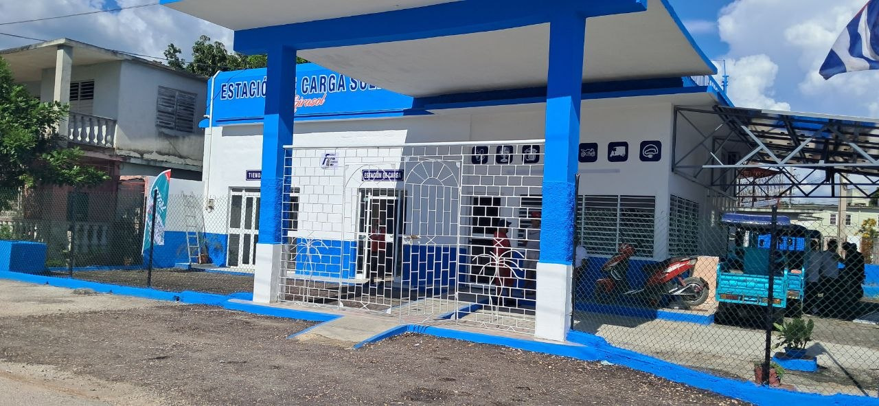 La instalación, bautizada como Estación de Carga Solar Girasol, ocupa un antiguo servicentro en el reparto Alcides Pino.