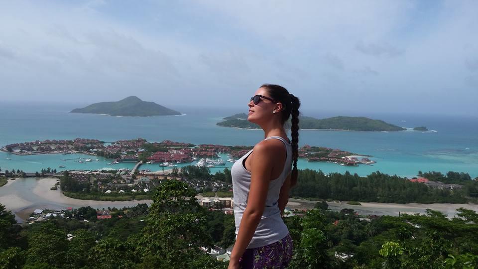 Jedna od najzgodnijih voditeljki u Srbiji imala je raskošnu svadbu sa prvim mužem: Lepa Brena joj bila kuma, a sad uživa sa muškarcem kog krije od javnosti