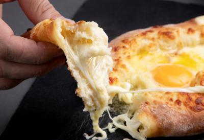 Doručak koji je osvojio svet: Recept kako se pravi hačapuri, pecivo puno sira i jaja ukusnije od bureka