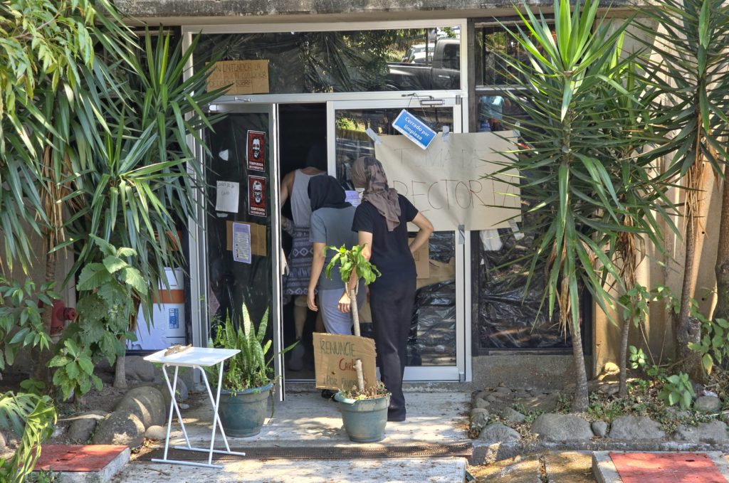 Estudiantes que tomaron la Rectoría exigen salida de Carlos Araya y del director de Servicios Generales, más otros 65 puntos