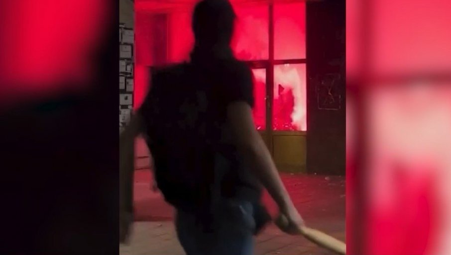 GODIŠNjICA NASILjA U VALjEVU: Blokaderi slave 365 dana od protesta - kamenovali policiju, palili i demolirali zgrade (VIDEO)