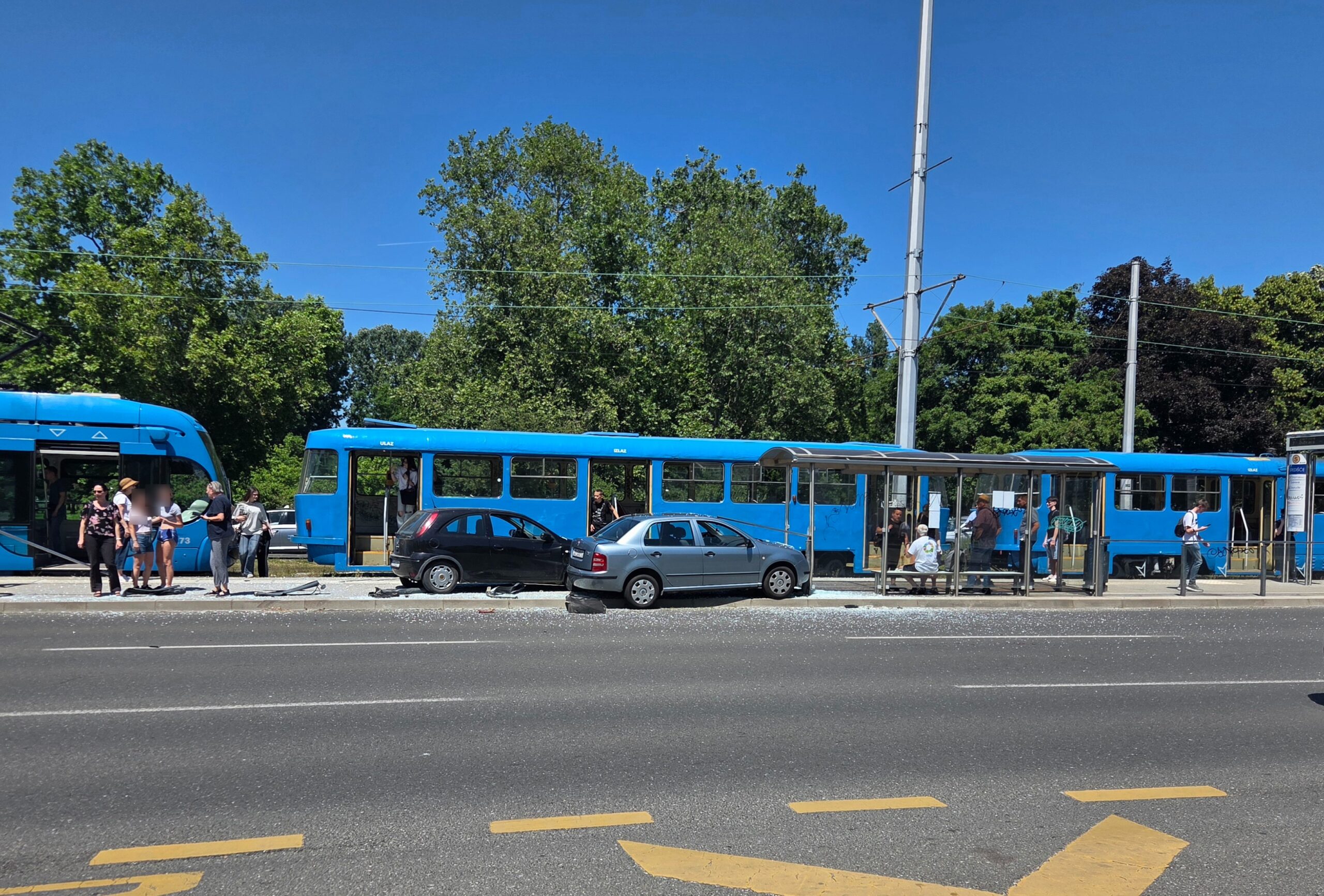 Sudarila se dva automobila, razbijena tramvajska stanica: Ima ozlijeđenih osoba