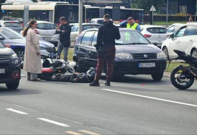 (FOTO) Nesreća na Brankovom mostu: Motociklista leži na zemlji, saobraćaj potpuno PARALISAN - ljudi primorani da idu pešice