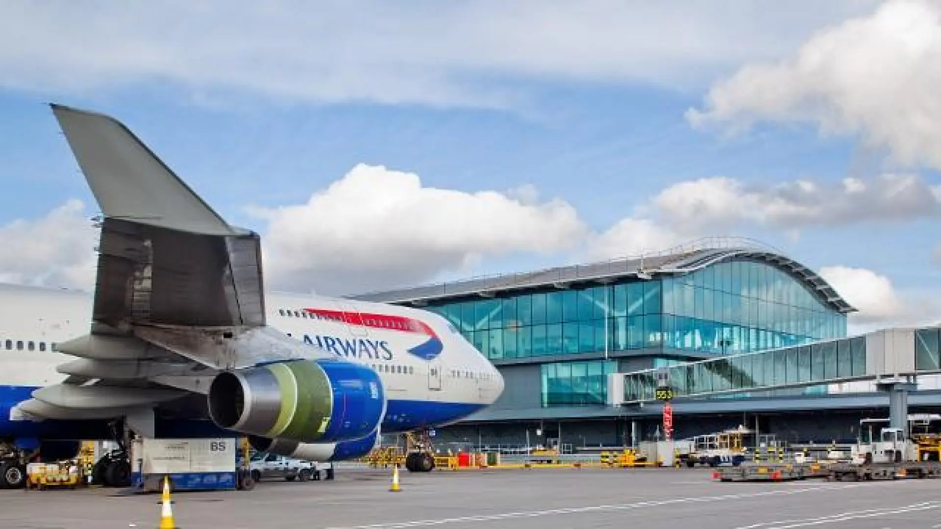  Reino Unido permitirá a las aerolíneas cancelar vuelos ante una posible escasez de combustible 