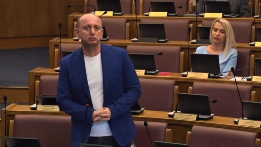 "VASKRSNUĆE SRPSKI JEZIK" Knežević dominira u Skupštini Crne Gore - Izdajnici gledaju u pod (VIDEO)