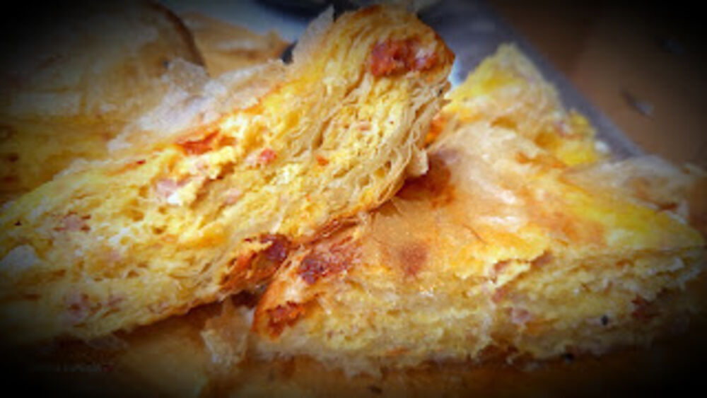 Rastresita pita sa grizom, sirom i šunkom: Tako je bogata da je možete zvati i slana torta, a jedno parče biće malo