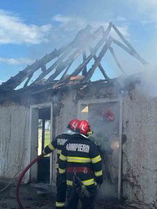 Un scurtcircuit a provocat incendierea unei case la Susag