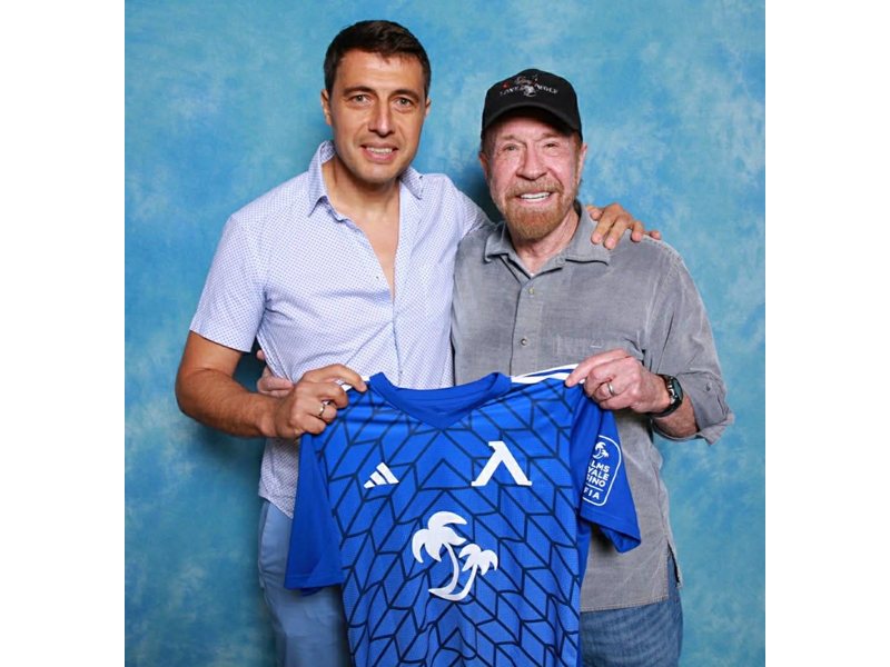 Последният българин до Чък Норис събира автографи на звезди върху “24 часа”