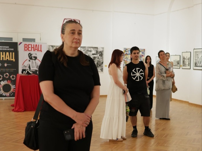 U Gradskom muzeju Vršac otvorena izložba „Udvojene slike sveta“: Umetnost, nasleđe i savremene tehnologije u znaku Kosova i Metohije
