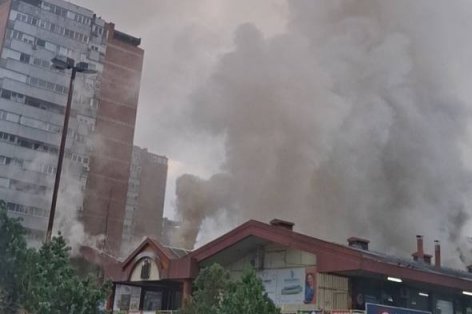 VELIKI POŽAR U TRŽNOM CENTRU "ENJUB" - Na terenu veliki broj vatrogasaca, vatrena stihija guta lokale na Novom Beogradu! (VIDEO)