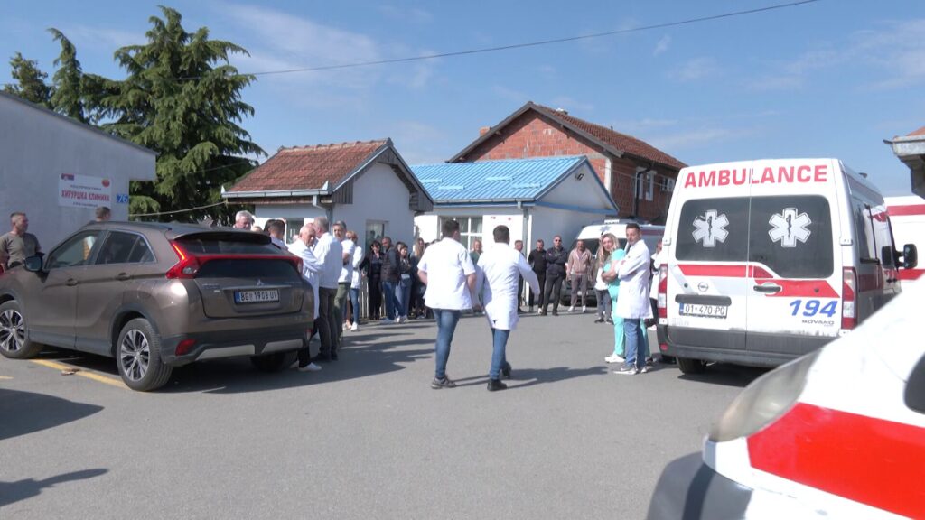 Zaposleni u KBC “Priština” u Gračanici mirnim okupljanjem izrazili protest zbog hapšenja direktora