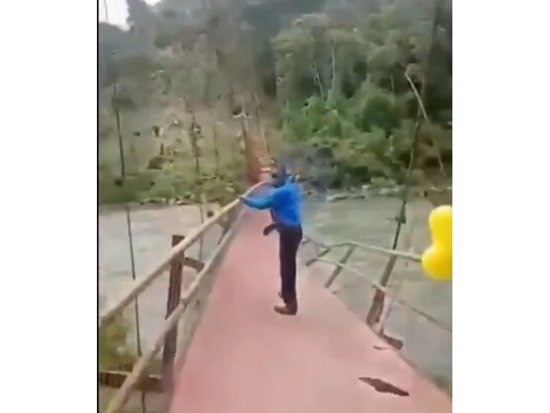 Мост се срути на церемонията по откриването му, има осем ранени (Видео)