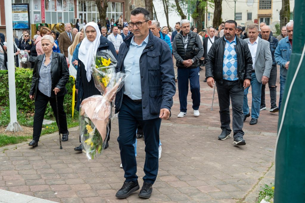 POLAGANJEM CVIJEĆA I SVEČANIM PROGRAMOM OBILJEŽEN 15.APRIL DAN ARMIJE RBIH