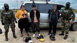Sorprenden a tres pasajeros en minibús con 274 cápsulas de droga