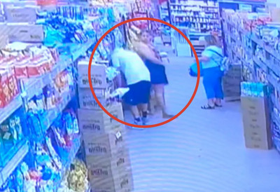 (FOTO) Jeziva scena u prodavnici: Pratio ženu između rafova i krišom pokušavao da joj snimi ispod suknje, kamere snimile gnusno ponašanje