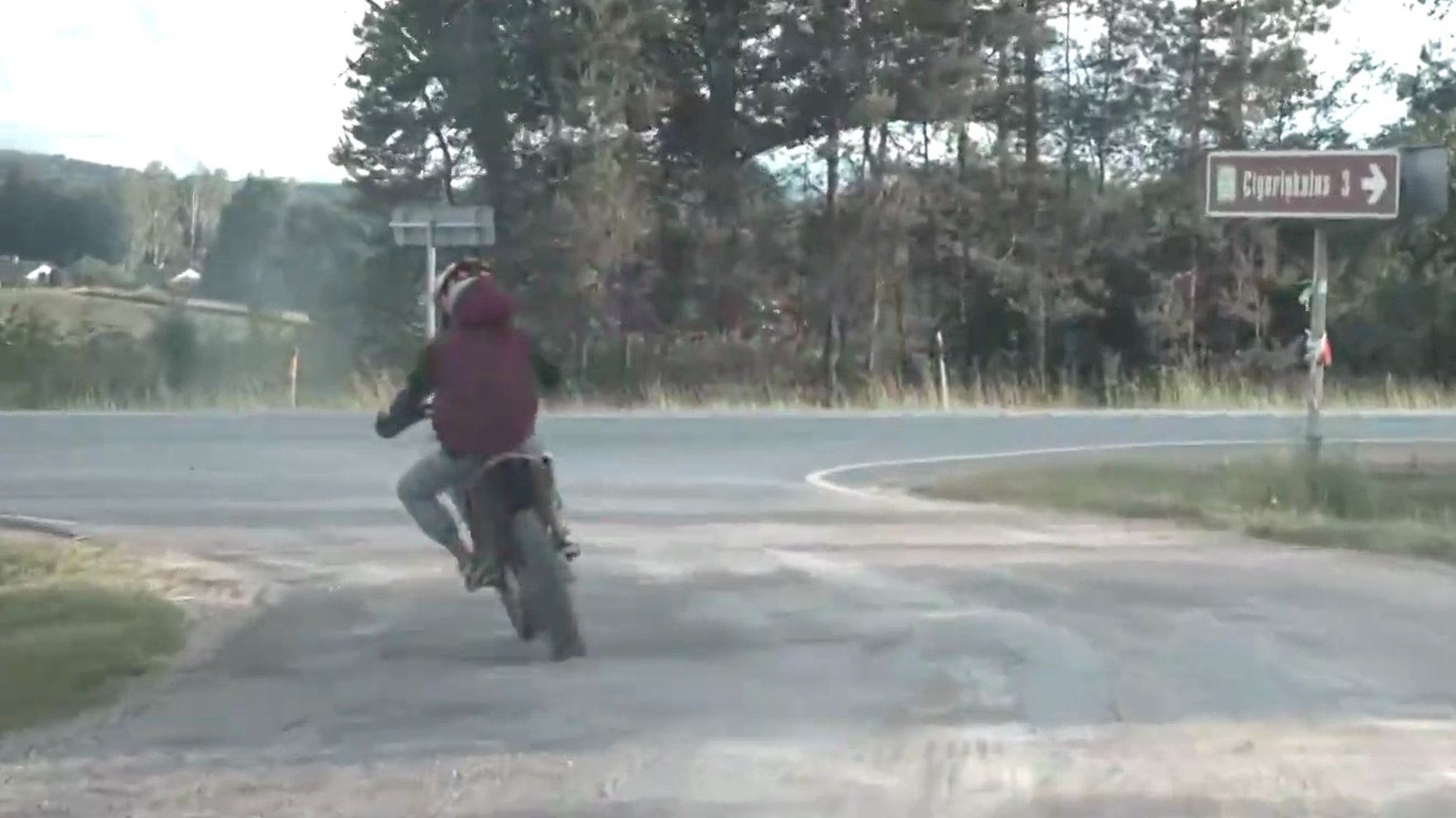 Video: Jaunietim bēgšana ar motociklu no policijas izmaksājusi 1000 eiro