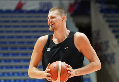 Kao sav normalan svet: Nikola Jokić uživa kao BOG za tričavih 200 dinara! (VIDEO)