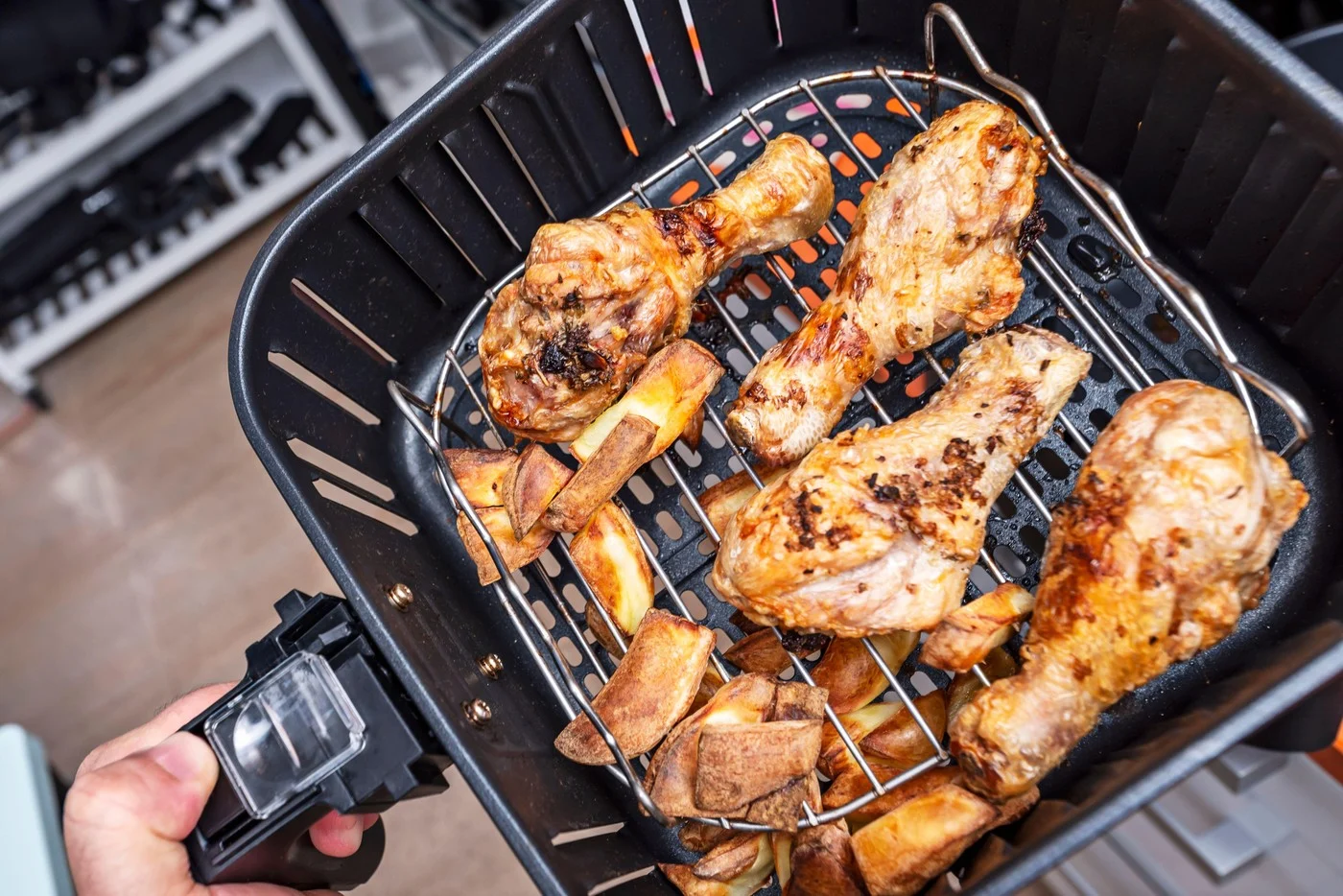 Pronašli smo trik kako da očistite air fryer: Nema ribanja i treba vam 30 sekundi