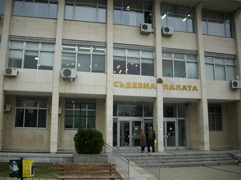 Непълнолетен с условна присъда, пребил мъж, за да го ограби