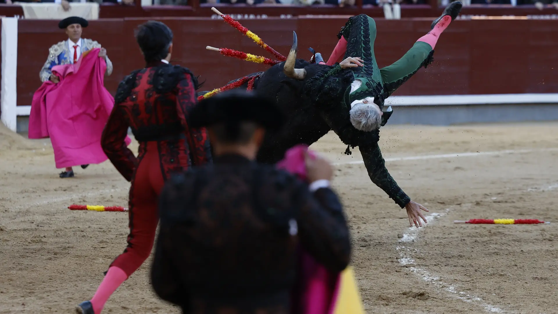  El torero Curro Javier, trasladado a la enfermería tras una violenta cogida en la plaza de Las Ventas 