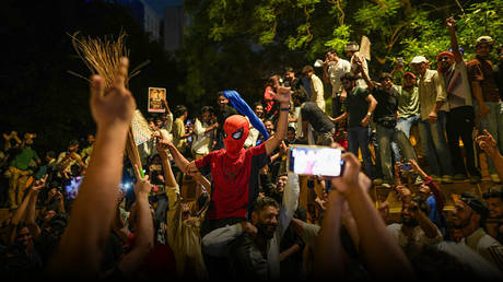 Indian activist ends hunger strike as government holds talks with protesters