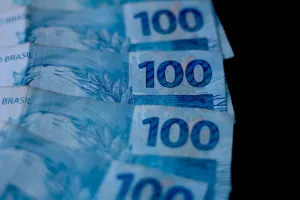 Taxas dos DIs fecham com altas firmes em dia de aversão a risco