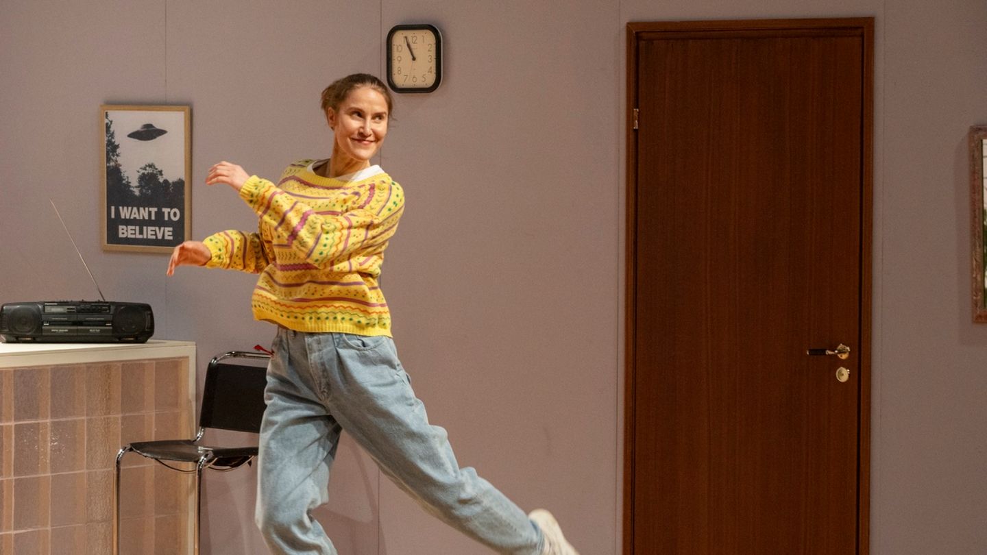 Teatteriarvio | Mitä syntyy, kun Frendit-sarja yhdistetään nykytanssiin?