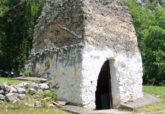 Turci su na mestu ovog manastira žive zakopali 12 nevesti i to u njihovim venčanicama: A vernici i danas dolaze da se poklone čudotvornoj ikoni Svete Petke