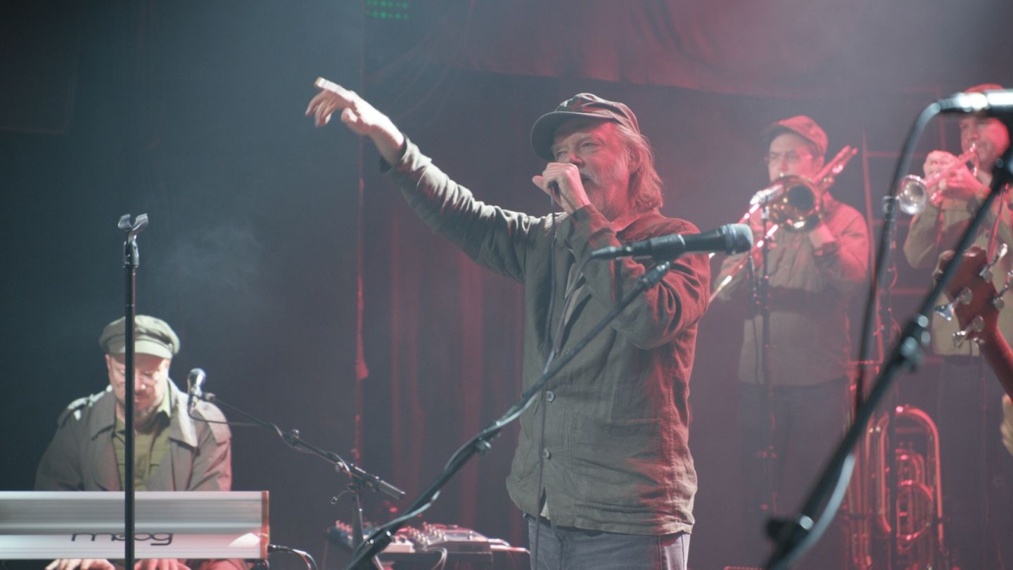 Elokuva-arvio | Sotahulluutta pilkkaavan Tuomari Nurmion laulut tuntuvat hämmästyttävän tuoreilta