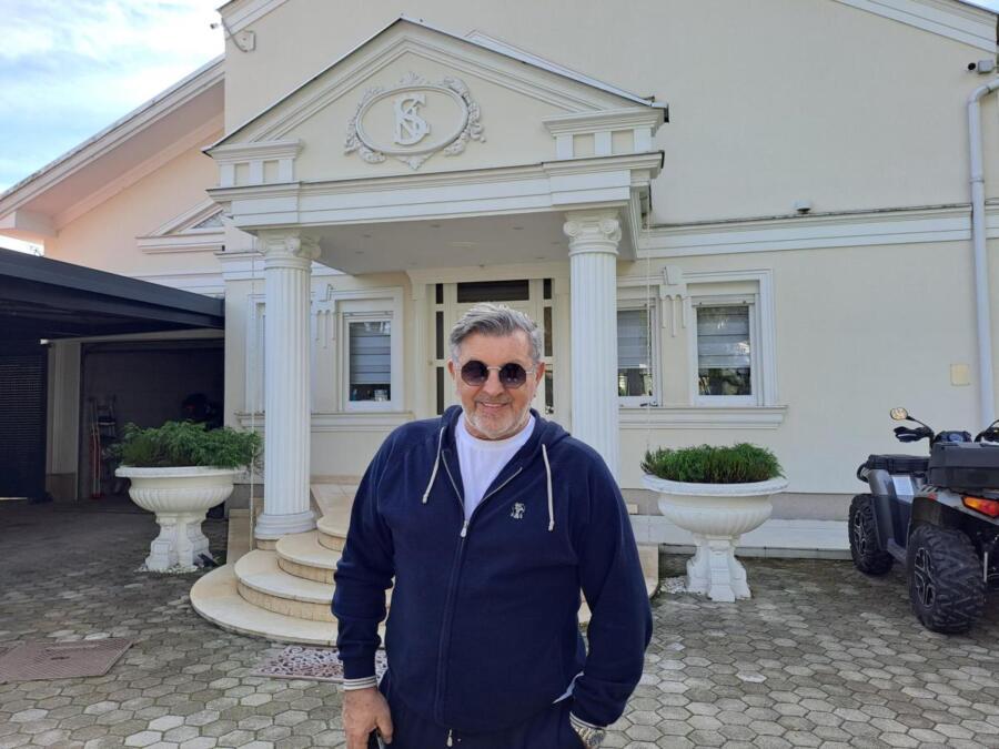 Šerif Konjević se od prvog hita skućio i kupio kola, a ovako izgleda njegova luksuzna vila: Zlatna ograda, mermerne ploče, na sve strane vrišti bogatstvo