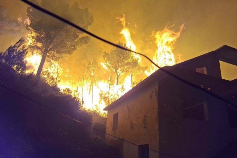 ALBANIJA GORI! Vatrena stihija se OTIMA KONTROLI, JAK VETAR RASPIRUJE POŽARE – VATROGASCI BRANE KUĆE! (FOTO, VIDEO)