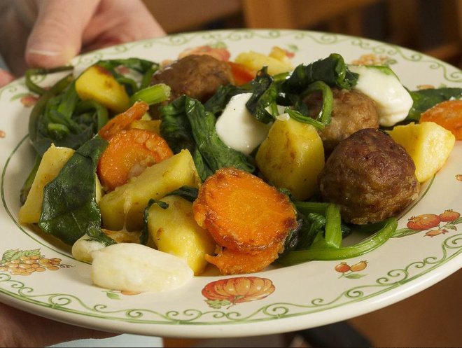 Mesni cmočki s krompirjem in špinačo