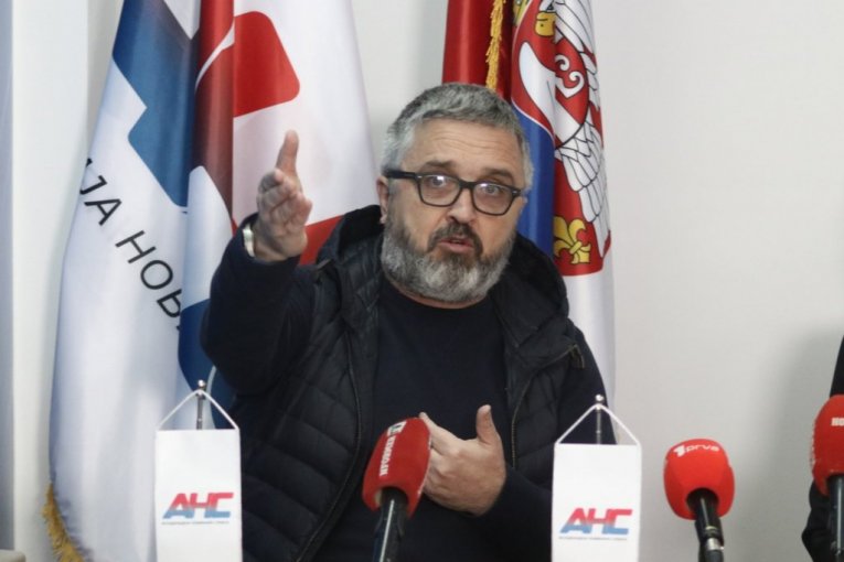 JEZIVE PRETNJE VUČIĆEVIĆU DOK JE VODIO KOLEGIJUM: Uredniku Informera stigla poruka dok je pričao o Bojoviću! (FOTO)