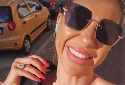 "DORĆOLSKA POSLA" OD 50.000 EVRA Jovana Jeremić u nikad opuštenijem, a skupljem izdanju: Prošetala prestoničkim ulicama u sportskom kombinezonu, pa u prvi plan stavila Roleks