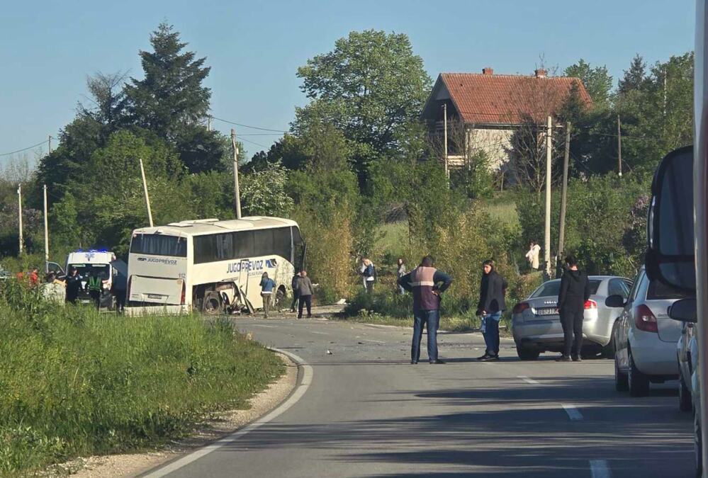 PRVA SLIKA TEŠKE NESREĆE KOD SOPOTA: Srča svud unaokolo, autobus zabijen u rastinje kraj puta, otpao mu zadnji točak, poklopac motora jedva se drži (FOTO)