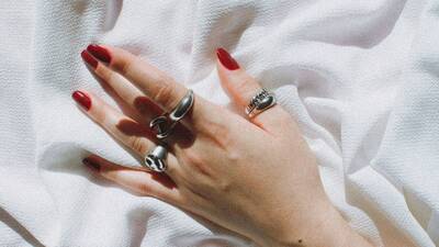 Od holivudskog glamura do savremenog nail arta: Paradajz-crvena je najpopularnija boja za manikir ovog leta