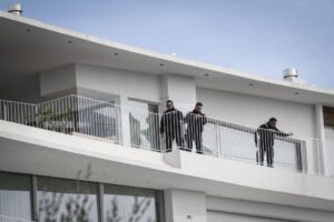 Maloletnik od Anglija zagina vo Grcija – padna od hotelski balkon