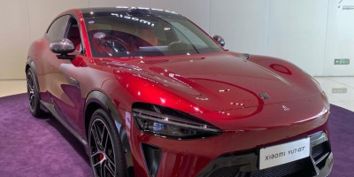 Vučić u "besnoj" mašini: Ovaj auto ide 350 km/h (FOTO)