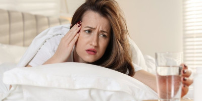 Nikada ne ostavljajte vodu u čaši pored kreveta: Ovaj proces menja ukus dok spavate, a da ne primetite