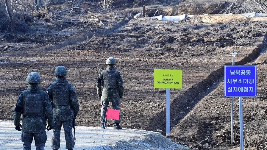 Soldados surcoreanos y norcoreanos la zona desmilitarizada en la frontera entre ambos países, en una imagen de archivo.