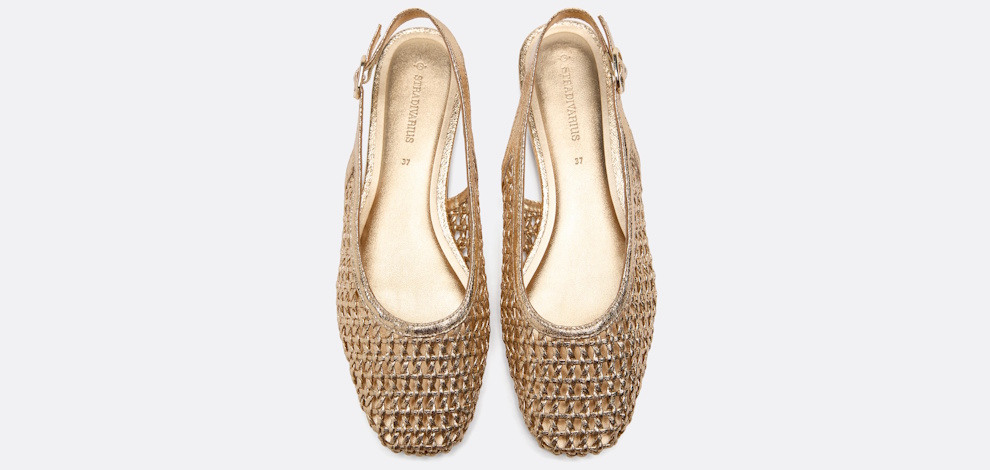 Nose se isprepletene espadrile, a ovaj model u boji zlata je hit